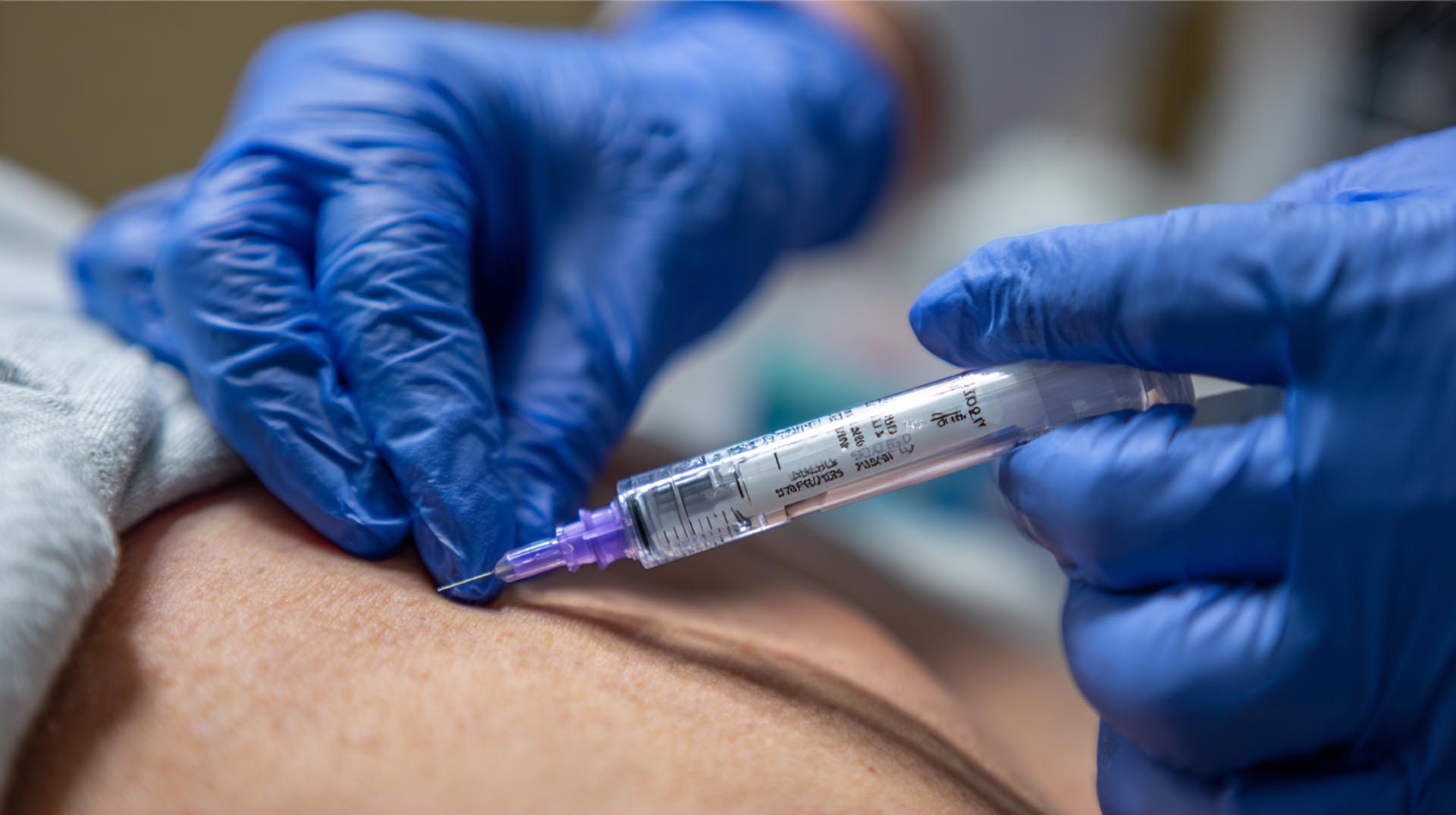A nurse administers a PCSK9 inhibitor injection, an advanced therapy covered in the Understanding Antihyperlipidemic Drugs CE Nursing course.